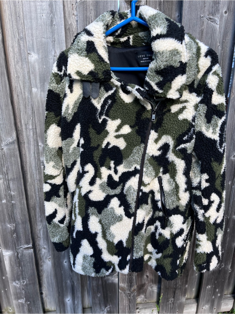 Love Tree Camo Sherpa Side Zippered Coat Size Medium